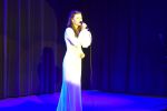 Katarzyna Zawada śpiewa na scenie